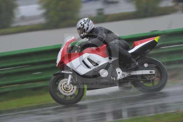 Mallory park Leicestershire;Mallory park photographs;Motorcycle action photographs;event digital images;eventdigitalimages;mallory park;no limits trackday;peter wileman photography;trackday;trackday digital images;trackday photos