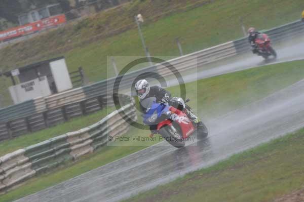 Mallory park Leicestershire;Mallory park photographs;Motorcycle action photographs;event digital images;eventdigitalimages;mallory park;no limits trackday;peter wileman photography;trackday;trackday digital images;trackday photos