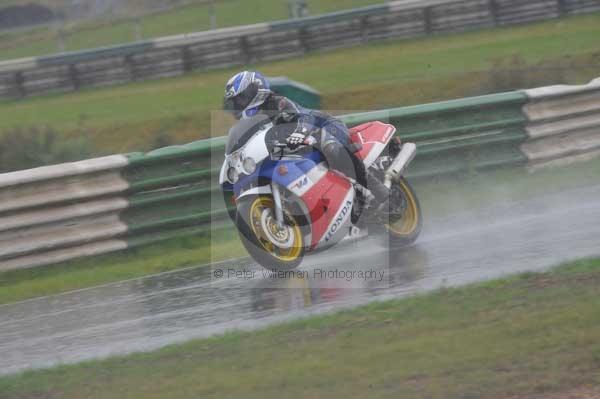 Mallory park Leicestershire;Mallory park photographs;Motorcycle action photographs;event digital images;eventdigitalimages;mallory park;no limits trackday;peter wileman photography;trackday;trackday digital images;trackday photos