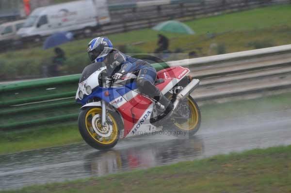 Mallory park Leicestershire;Mallory park photographs;Motorcycle action photographs;event digital images;eventdigitalimages;mallory park;no limits trackday;peter wileman photography;trackday;trackday digital images;trackday photos