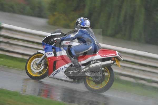 Mallory park Leicestershire;Mallory park photographs;Motorcycle action photographs;event digital images;eventdigitalimages;mallory park;no limits trackday;peter wileman photography;trackday;trackday digital images;trackday photos