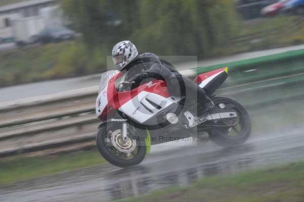 Mallory park Leicestershire;Mallory park photographs;Motorcycle action photographs;event digital images;eventdigitalimages;mallory park;no limits trackday;peter wileman photography;trackday;trackday digital images;trackday photos
