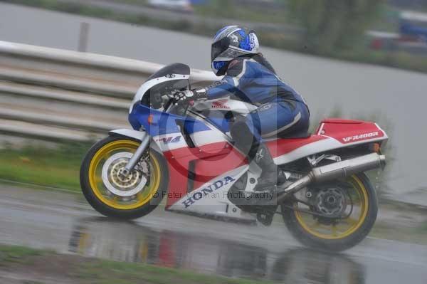 Mallory park Leicestershire;Mallory park photographs;Motorcycle action photographs;event digital images;eventdigitalimages;mallory park;no limits trackday;peter wileman photography;trackday;trackday digital images;trackday photos