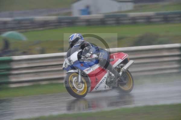 Mallory park Leicestershire;Mallory park photographs;Motorcycle action photographs;event digital images;eventdigitalimages;mallory park;no limits trackday;peter wileman photography;trackday;trackday digital images;trackday photos