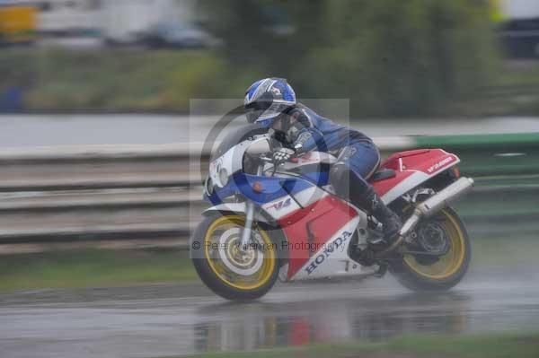 Mallory park Leicestershire;Mallory park photographs;Motorcycle action photographs;event digital images;eventdigitalimages;mallory park;no limits trackday;peter wileman photography;trackday;trackday digital images;trackday photos