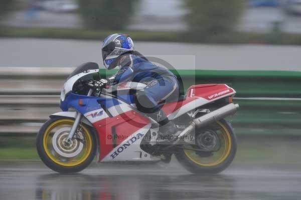 Mallory park Leicestershire;Mallory park photographs;Motorcycle action photographs;event digital images;eventdigitalimages;mallory park;no limits trackday;peter wileman photography;trackday;trackday digital images;trackday photos