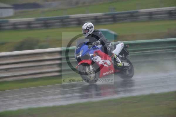 Mallory park Leicestershire;Mallory park photographs;Motorcycle action photographs;event digital images;eventdigitalimages;mallory park;no limits trackday;peter wileman photography;trackday;trackday digital images;trackday photos