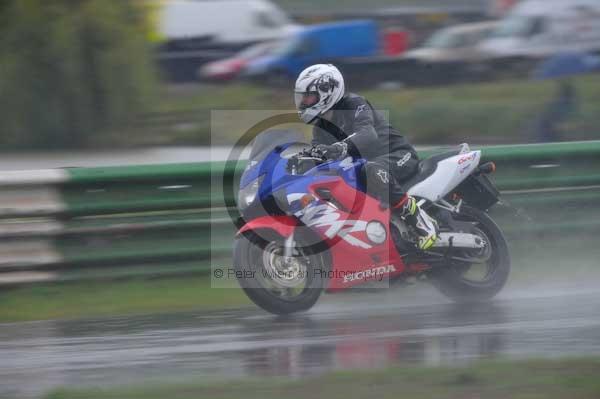 Mallory park Leicestershire;Mallory park photographs;Motorcycle action photographs;event digital images;eventdigitalimages;mallory park;no limits trackday;peter wileman photography;trackday;trackday digital images;trackday photos