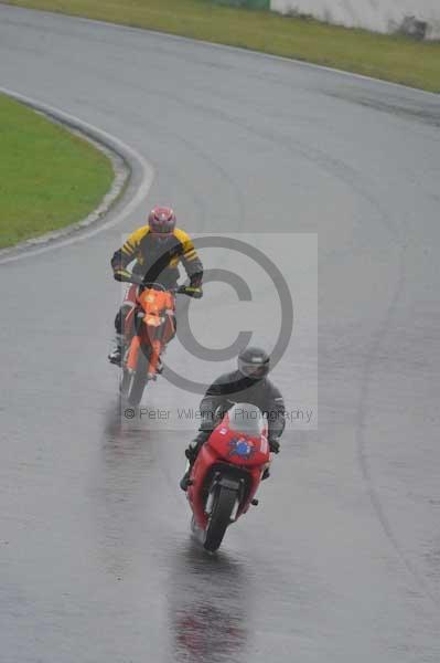 Mallory park Leicestershire;Mallory park photographs;Motorcycle action photographs;event digital images;eventdigitalimages;mallory park;no limits trackday;peter wileman photography;trackday;trackday digital images;trackday photos