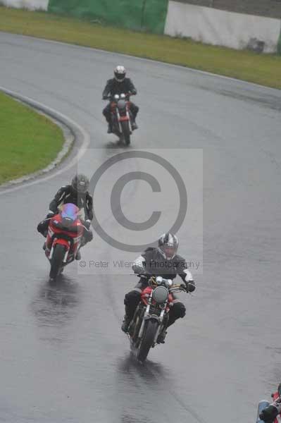 Mallory park Leicestershire;Mallory park photographs;Motorcycle action photographs;event digital images;eventdigitalimages;mallory park;no limits trackday;peter wileman photography;trackday;trackday digital images;trackday photos