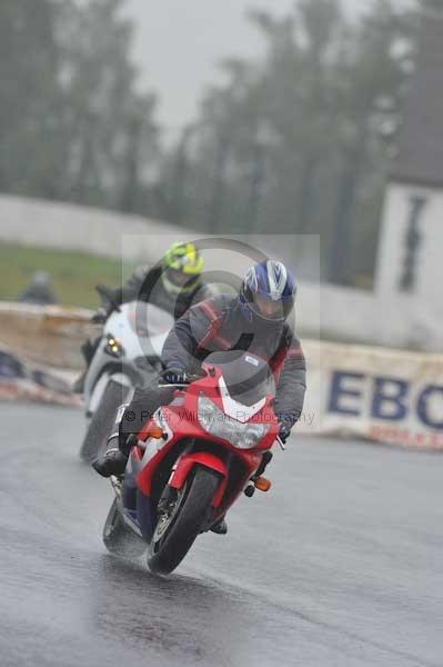 Mallory park Leicestershire;Mallory park photographs;Motorcycle action photographs;event digital images;eventdigitalimages;mallory park;no limits trackday;peter wileman photography;trackday;trackday digital images;trackday photos
