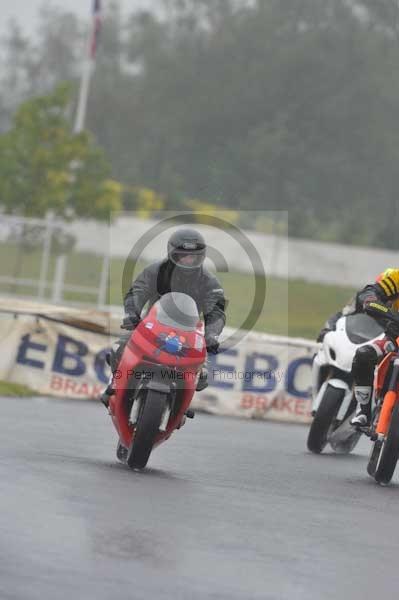 Mallory park Leicestershire;Mallory park photographs;Motorcycle action photographs;event digital images;eventdigitalimages;mallory park;no limits trackday;peter wileman photography;trackday;trackday digital images;trackday photos