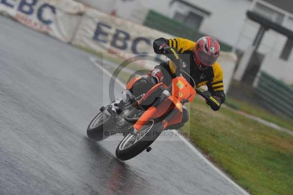 Mallory park Leicestershire;Mallory park photographs;Motorcycle action photographs;event digital images;eventdigitalimages;mallory park;no limits trackday;peter wileman photography;trackday;trackday digital images;trackday photos