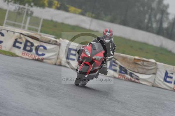 Mallory park Leicestershire;Mallory park photographs;Motorcycle action photographs;event digital images;eventdigitalimages;mallory park;no limits trackday;peter wileman photography;trackday;trackday digital images;trackday photos