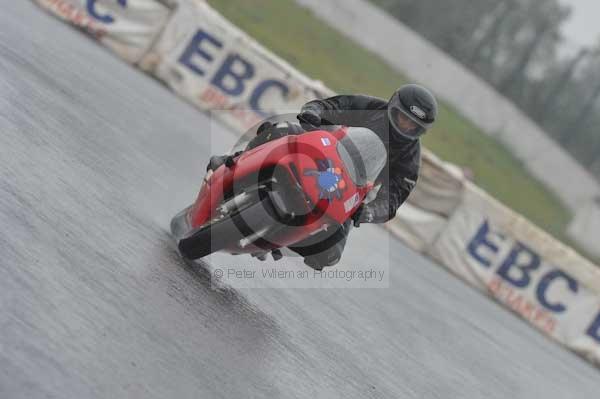Mallory park Leicestershire;Mallory park photographs;Motorcycle action photographs;event digital images;eventdigitalimages;mallory park;no limits trackday;peter wileman photography;trackday;trackday digital images;trackday photos