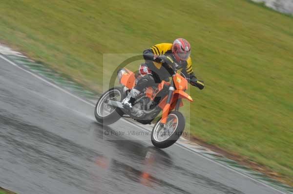 Mallory park Leicestershire;Mallory park photographs;Motorcycle action photographs;event digital images;eventdigitalimages;mallory park;no limits trackday;peter wileman photography;trackday;trackday digital images;trackday photos