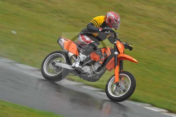 Mallory park Leicestershire;Mallory park photographs;Motorcycle action photographs;event digital images;eventdigitalimages;mallory park;no limits trackday;peter wileman photography;trackday;trackday digital images;trackday photos