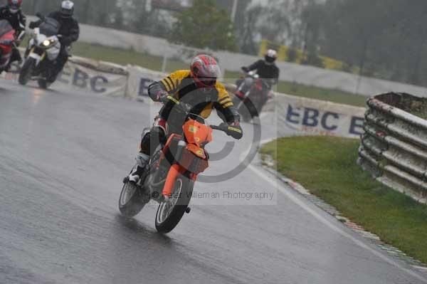 Mallory park Leicestershire;Mallory park photographs;Motorcycle action photographs;event digital images;eventdigitalimages;mallory park;no limits trackday;peter wileman photography;trackday;trackday digital images;trackday photos