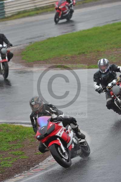 Mallory park Leicestershire;Mallory park photographs;Motorcycle action photographs;event digital images;eventdigitalimages;mallory park;no limits trackday;peter wileman photography;trackday;trackday digital images;trackday photos