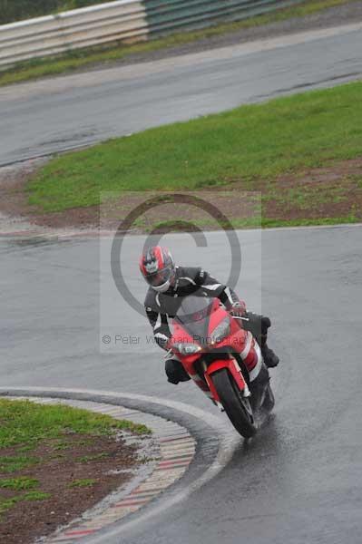 Mallory park Leicestershire;Mallory park photographs;Motorcycle action photographs;event digital images;eventdigitalimages;mallory park;no limits trackday;peter wileman photography;trackday;trackday digital images;trackday photos