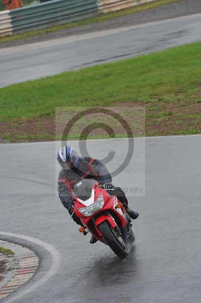 Mallory park Leicestershire;Mallory park photographs;Motorcycle action photographs;event digital images;eventdigitalimages;mallory park;no limits trackday;peter wileman photography;trackday;trackday digital images;trackday photos