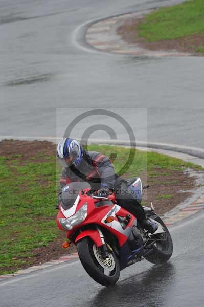 Mallory park Leicestershire;Mallory park photographs;Motorcycle action photographs;event digital images;eventdigitalimages;mallory park;no limits trackday;peter wileman photography;trackday;trackday digital images;trackday photos