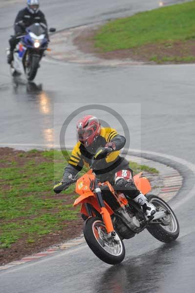 Mallory park Leicestershire;Mallory park photographs;Motorcycle action photographs;event digital images;eventdigitalimages;mallory park;no limits trackday;peter wileman photography;trackday;trackday digital images;trackday photos