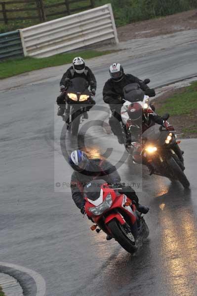 Mallory park Leicestershire;Mallory park photographs;Motorcycle action photographs;event digital images;eventdigitalimages;mallory park;no limits trackday;peter wileman photography;trackday;trackday digital images;trackday photos