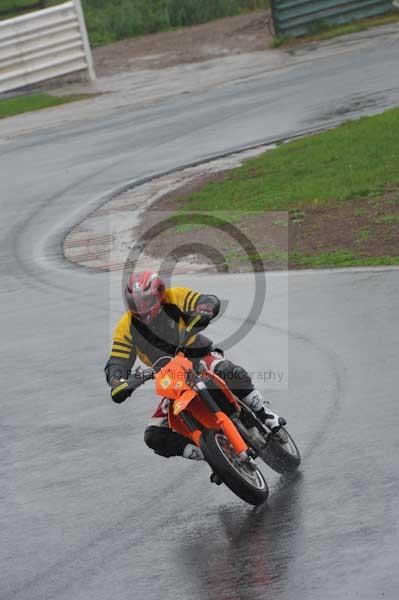 Mallory park Leicestershire;Mallory park photographs;Motorcycle action photographs;event digital images;eventdigitalimages;mallory park;no limits trackday;peter wileman photography;trackday;trackday digital images;trackday photos