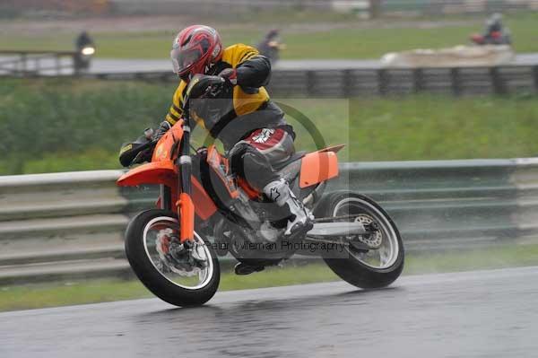 Mallory park Leicestershire;Mallory park photographs;Motorcycle action photographs;event digital images;eventdigitalimages;mallory park;no limits trackday;peter wileman photography;trackday;trackday digital images;trackday photos