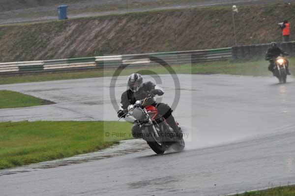 Mallory park Leicestershire;Mallory park photographs;Motorcycle action photographs;event digital images;eventdigitalimages;mallory park;no limits trackday;peter wileman photography;trackday;trackday digital images;trackday photos