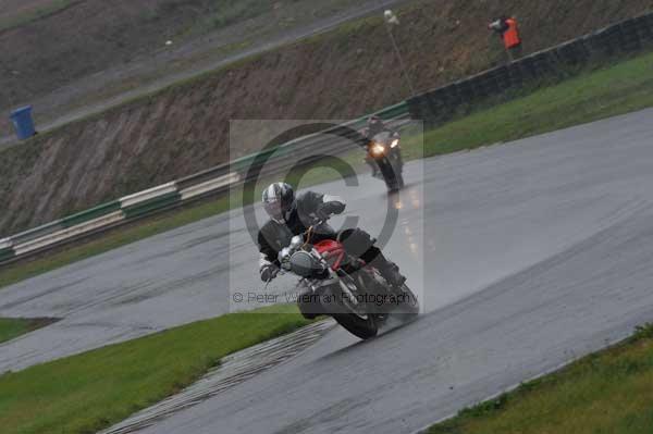 Mallory park Leicestershire;Mallory park photographs;Motorcycle action photographs;event digital images;eventdigitalimages;mallory park;no limits trackday;peter wileman photography;trackday;trackday digital images;trackday photos