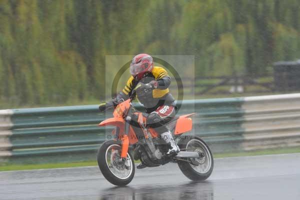 Mallory park Leicestershire;Mallory park photographs;Motorcycle action photographs;event digital images;eventdigitalimages;mallory park;no limits trackday;peter wileman photography;trackday;trackday digital images;trackday photos