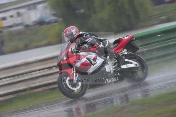 Mallory park Leicestershire;Mallory park photographs;Motorcycle action photographs;event digital images;eventdigitalimages;mallory park;no limits trackday;peter wileman photography;trackday;trackday digital images;trackday photos