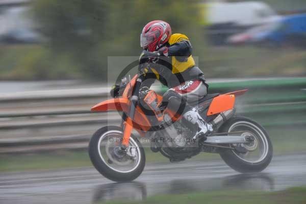Mallory park Leicestershire;Mallory park photographs;Motorcycle action photographs;event digital images;eventdigitalimages;mallory park;no limits trackday;peter wileman photography;trackday;trackday digital images;trackday photos