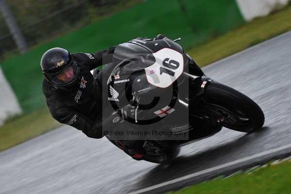 Mallory park Leicestershire;Mallory park photographs;Motorcycle action photographs;event digital images;eventdigitalimages;mallory park;no limits trackday;peter wileman photography;trackday;trackday digital images;trackday photos