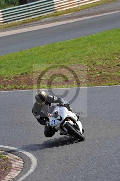 Mallory park Leicestershire;Mallory park photographs;Motorcycle action photographs;event digital images;eventdigitalimages;mallory park;no limits trackday;peter wileman photography;trackday;trackday digital images;trackday photos