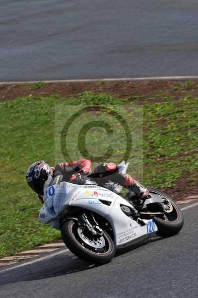 Mallory park Leicestershire;Mallory park photographs;Motorcycle action photographs;event digital images;eventdigitalimages;mallory park;no limits trackday;peter wileman photography;trackday;trackday digital images;trackday photos
