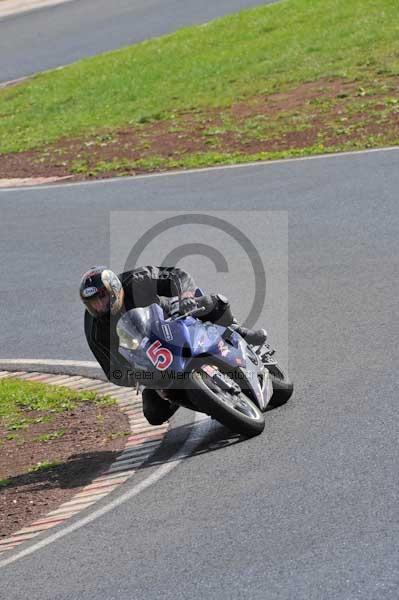 Mallory park Leicestershire;Mallory park photographs;Motorcycle action photographs;event digital images;eventdigitalimages;mallory park;no limits trackday;peter wileman photography;trackday;trackday digital images;trackday photos