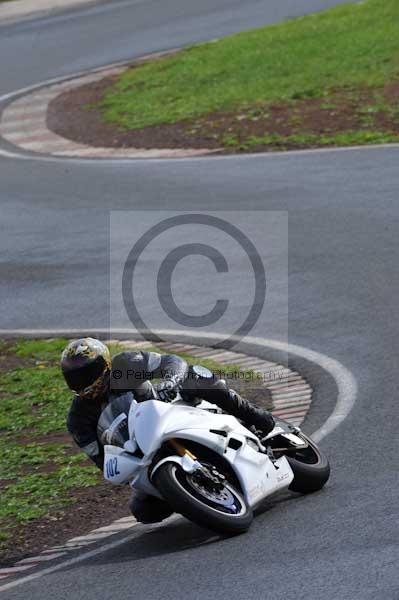 Mallory park Leicestershire;Mallory park photographs;Motorcycle action photographs;event digital images;eventdigitalimages;mallory park;no limits trackday;peter wileman photography;trackday;trackday digital images;trackday photos