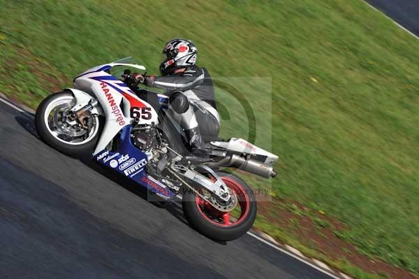 Mallory park Leicestershire;Mallory park photographs;Motorcycle action photographs;event digital images;eventdigitalimages;mallory park;no limits trackday;peter wileman photography;trackday;trackday digital images;trackday photos