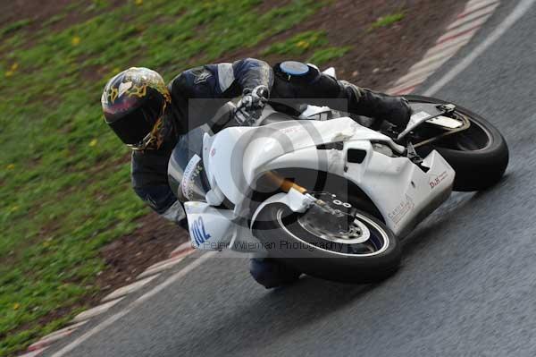 Mallory park Leicestershire;Mallory park photographs;Motorcycle action photographs;event digital images;eventdigitalimages;mallory park;no limits trackday;peter wileman photography;trackday;trackday digital images;trackday photos