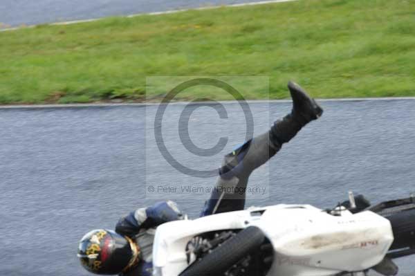 Mallory park Leicestershire;Mallory park photographs;Motorcycle action photographs;event digital images;eventdigitalimages;mallory park;no limits trackday;peter wileman photography;trackday;trackday digital images;trackday photos
