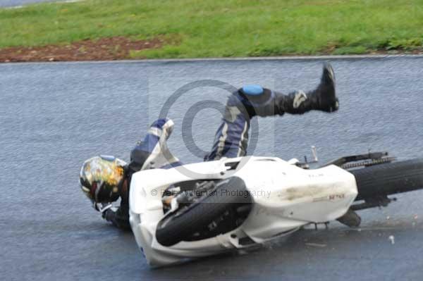 Mallory park Leicestershire;Mallory park photographs;Motorcycle action photographs;event digital images;eventdigitalimages;mallory park;no limits trackday;peter wileman photography;trackday;trackday digital images;trackday photos