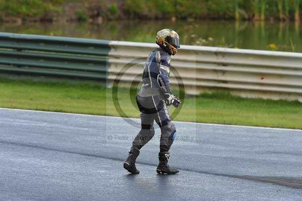Mallory park Leicestershire;Mallory park photographs;Motorcycle action photographs;event digital images;eventdigitalimages;mallory park;no limits trackday;peter wileman photography;trackday;trackday digital images;trackday photos