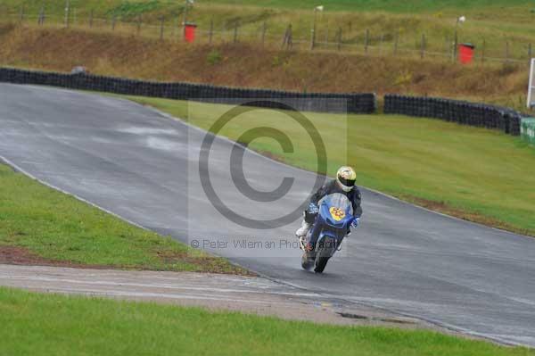 Mallory park Leicestershire;Mallory park photographs;Motorcycle action photographs;event digital images;eventdigitalimages;mallory park;no limits trackday;peter wileman photography;trackday;trackday digital images;trackday photos