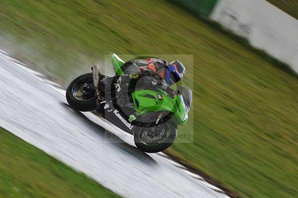 Mallory park Leicestershire;Mallory park photographs;Motorcycle action photographs;event digital images;eventdigitalimages;mallory park;no limits trackday;peter wileman photography;trackday;trackday digital images;trackday photos