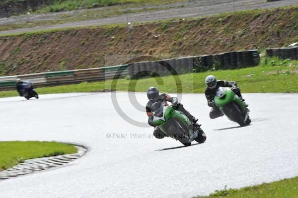 Mallory park Leicestershire;Mallory park photographs;Motorcycle action photographs;event digital images;eventdigitalimages;mallory park;no limits trackday;peter wileman photography;trackday;trackday digital images;trackday photos