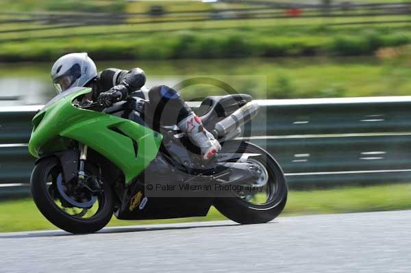 Mallory park Leicestershire;Mallory park photographs;Motorcycle action photographs;event digital images;eventdigitalimages;mallory park;no limits trackday;peter wileman photography;trackday;trackday digital images;trackday photos