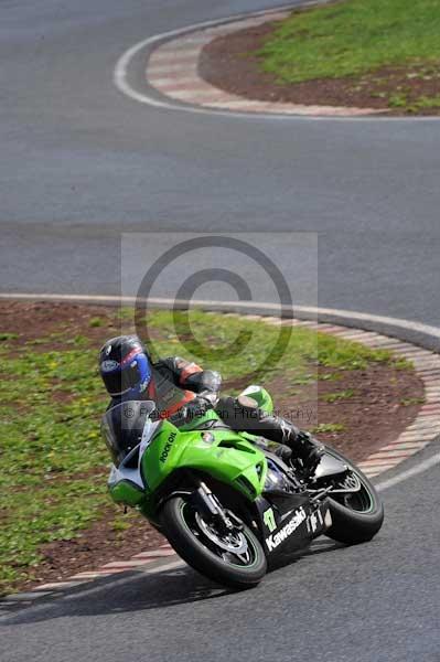 Mallory park Leicestershire;Mallory park photographs;Motorcycle action photographs;event digital images;eventdigitalimages;mallory park;no limits trackday;peter wileman photography;trackday;trackday digital images;trackday photos